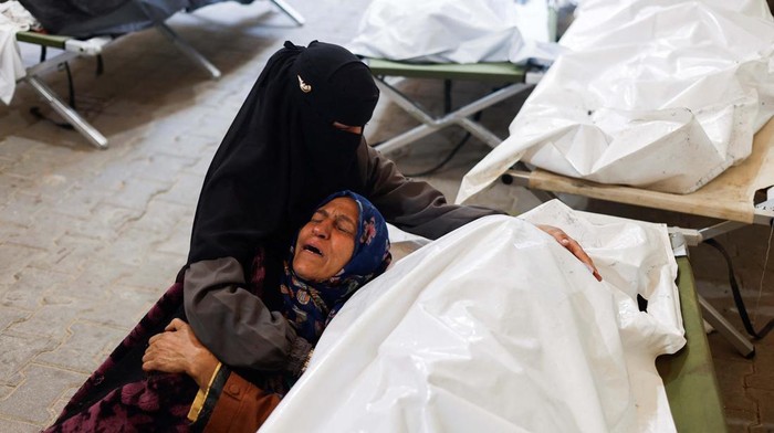 Tangisan dan Air Mata Kembali Mengalir di Gaza A woman mourns Palestinians killed in Israeli strikes, amid the ongoing conflict between Israel and the Palestinian Islamist group Hamas, in Rafah, in the southern Gaza Strip, May 8, 2024. REUTERS/Mohammed Salem