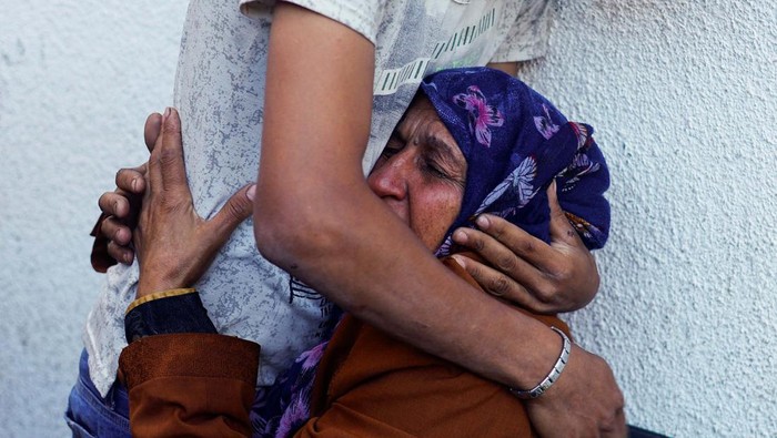 A woman mourns Palestinians killed in Israeli strikes, amid the ongoing conflict between Israel and the Palestinian Islamist group Hamas, in Rafah, in the southern Gaza Strip, May 8, 2024. REUTERS/Mohammed Salem