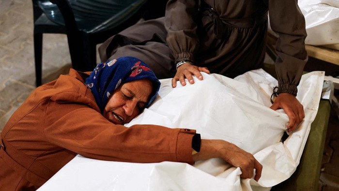 Tangisan dan Air Mata Kembali Mengalir di Gaza A woman mourns Palestinians killed in Israeli strikes, amid the ongoing conflict between Israel and the Palestinian Islamist group Hamas, in Rafah, in the southern Gaza Strip, May 8, 2024. REUTERS/Mohammed Salem