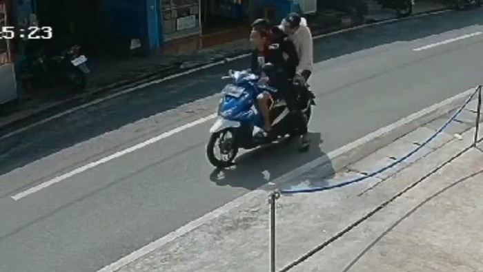 Tangkapan layar pencurian sepeda motor di Cimahi.
