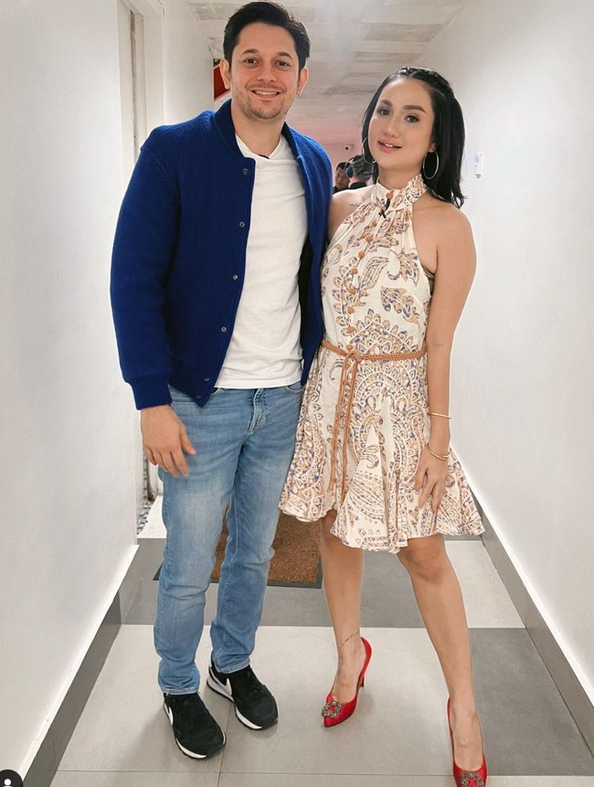 Dalam Instagram Story pribadinya Tengku Dewi mengungkapkan jika sang suami kerap berselingkuh. Tak hanya sekali, namun hal tersebut sudah terjadi berulang kali. Sebenarnya udah lama banyak laporan2, kalau @andrewandika coba flirting2 cewe, ngajak ketemuan cewe2 di DM dll... kondisi sudah menikah, sudah punya anak, bahkan sampe ak hamil, tapi aku DIAM!! tulis Tengku. Sudah diomongin berkali2. Dgn janji ga akan mengulangi, smua cuma iseng2, ga ketemuan, bla3x!! Tapi terulang dan terulang terus... tambahnya. Foto: Instagram/@tengkudewiputri_tdp