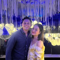 Tak hanya sekedar menuding suaminya berselingkuh, Tengku juga membeberkan beberapa bukti yang dimilikinya. Dalam unggahannya terlihat beberapa bukti foto Andrew bersama wanita lain. Ada juga bukti transfer sebesar Rp 2 juta yang kabarnya diberikan Andrew untuk selingkuhannya tersebut. Foto: Instagram/@tengkudewiputri_tdp