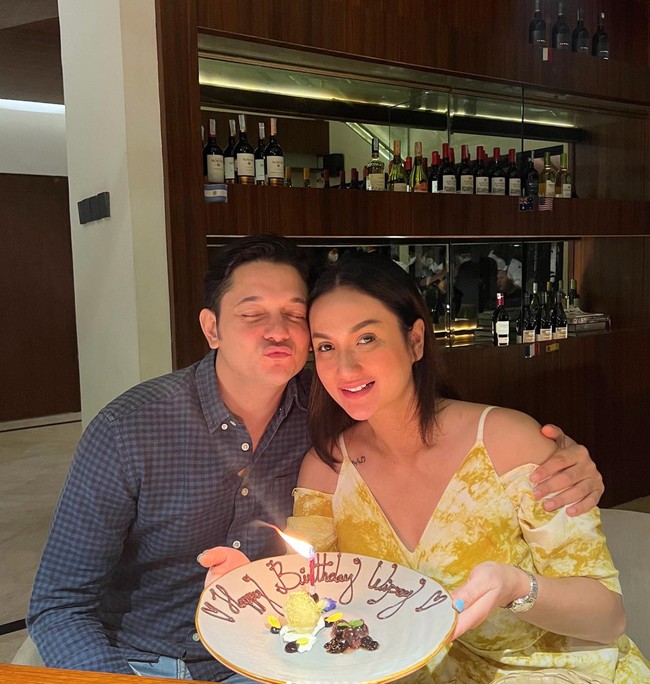 Tengku juga menyebut jika Andrew tak hanya berselingkuh dengan 1 wanita saja. Ini bukan 1 cewe, banyak mulai dari ani2 2 jetian dll. Dari sakit ati cuma bisa ketawa aja, tulis Tengku. Foto: Instagram/@tengkudewiputri_tdp