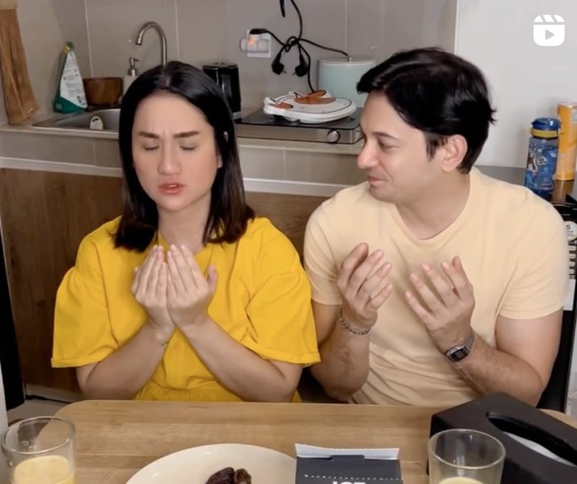 Kabar perselingkuhan Andrew Andika itu sontak mengejutkan publik. Pasalnya selama ini Andrew dan istrinya selalu terlihat kompak dan kerap membagikan kebersamaan mereka ke media sosial. Keduanya juga cukup aktif membuat konten video lucu di akun Instagramnya. Foto: Instagram/@tengkudewiputri_tdp