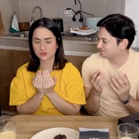 Kabar perselingkuhan Andrew Andika itu sontak mengejutkan publik. Pasalnya selama ini Andrew dan istrinya selalu terlihat kompak dan kerap membagikan kebersamaan mereka ke media sosial. Keduanya juga cukup aktif membuat konten video lucu di akun Instagramnya. Foto: Instagram/@tengkudewiputri_tdp