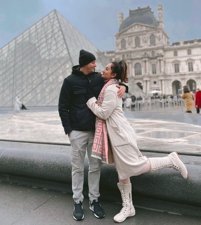 Rumah tangga aktor Andrew Andika dan Tengku Dewi Putri tengah jadi sorotan. Hal itu bermula dari unggahan Instagram sang istri, Tengku Dewi Putri, yang menuding suaminya berselingkuh saat dirinya tengah hamil anak kedua. Foto: Instagram/@tengkudewiputri_tdp