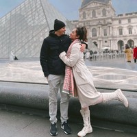 Rumah tangga aktor Andrew Andika dan Tengku Dewi Putri tengah jadi sorotan. Hal itu bermula dari unggahan Instagram sang istri, Tengku Dewi Putri, yang menuding suaminya berselingkuh saat dirinya tengah hamil anak kedua. Foto: Instagram/@tengkudewiputri_tdp