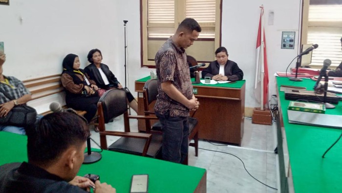 Terdakwa Zamanueli Zebua saat menjalani sidang putusan di PN Medan. (Foto: Istimewa).