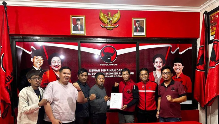Tim Wali Kota Makassar Mohammad Ramdhan Danny Pomanto mengambil formulir calon gubernur di Kantor DPD PDIP Sulsel, Jalan Gunung Bawakaraeng.