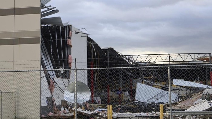Tornado Dahsyat Hancurkan Gudang FedEx di Michigan Emergency vehicles respond after a tornado damaged a FedEx facility in Portage, Mich., Tuesday, May 7, 2024. (Brad Devereaux/Kalamazoo Gazette via AP)