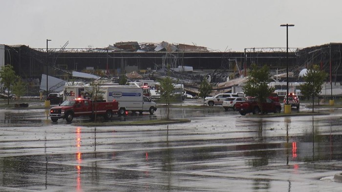 Emergency vehicles respond after a tornado damaged a FedEx facility in Portage, Mich., Tuesday, May 7, 2024. (Brad Devereaux/Kalamazoo Gazette via AP)