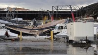 Puing-puing terlihat dari gudang FedEx yang rusak setelah tornado di Portage, Michigan, Selasa (7/5/2024).  