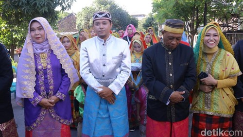 Tradisi Nyorong masyarakat Sumbawa, NTB. (Husna Putri Maharani/detikBali)