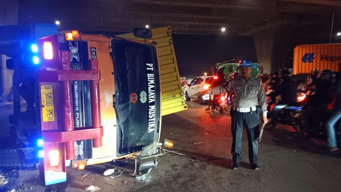 Insiden Dramatis Truk Terbalik Berpotensi Timbulkan Bencana di Jakarta Utara, Proses Evakuasi Berlangsung Selama Sepuluh Jam