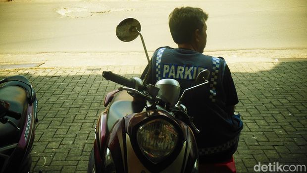 Tukang parkir atau juru parkir (jukir).