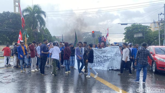 Mahasiswa Universitas Muhammadiyah Sorong (Unamin), Papua Barat Daya menggeruduk Mapolresta Sorong Kota usai rekannya inisial FS (23) tewas dianiaya oleh pemuda inisial MS (17) dan EN (22).