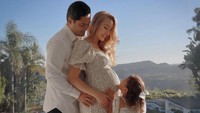 Varsha Strauss adalah istri dari Panji Trihatmodjo, putra Bambang Trihatmodjo. Varsha merupakan keturunan dari komposer musik ternama Austria, Johann Strauss II. Johann Strauss adalah kakek buyut ayah Varsha, James Strauss. Varsha juga adik dari musisi rock gitaris band Alice Cooper, Nita Strauss. Foto: Instagram@varshaadhikumoro