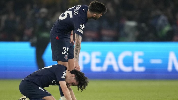PSGs Lucas Beraldo comforts PSGs Vitinha during the Champions League semifinal second leg soccer match between Paris Saint-Germain and Borussia Dortmund at the Parc des Princes stadium in Paris, France, Tuesday, May 7, 2024. (AP Photo/Christophe Ena)