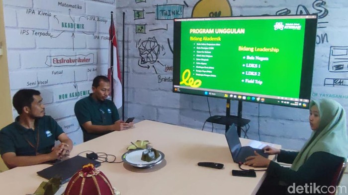 Wakil Direktur Wilayah 3 Sekolah Islam Athirah Syamsul Bahri (dua kiri) memaparkan program unggulan SMP dan SMA Islam Athirah Bone.