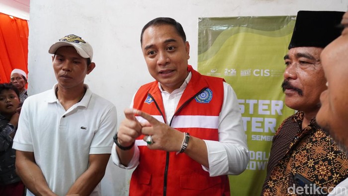 Wali Kota Surabaya Eri Cahyadi usai meresmikan Master Meter di permukiman warga.