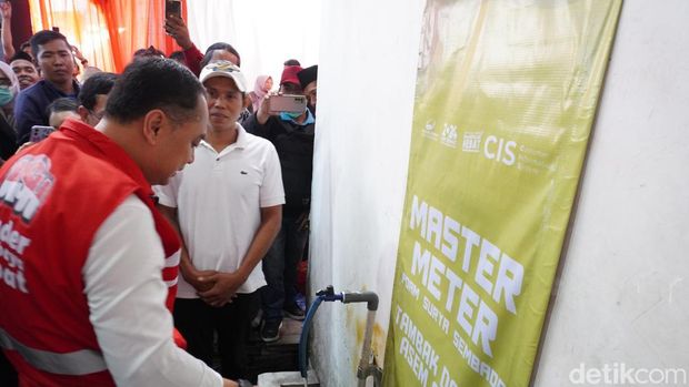 Wali Kota Surabaya Eri Cahyadi usai meresmikan Master Meter di permukiman warga.