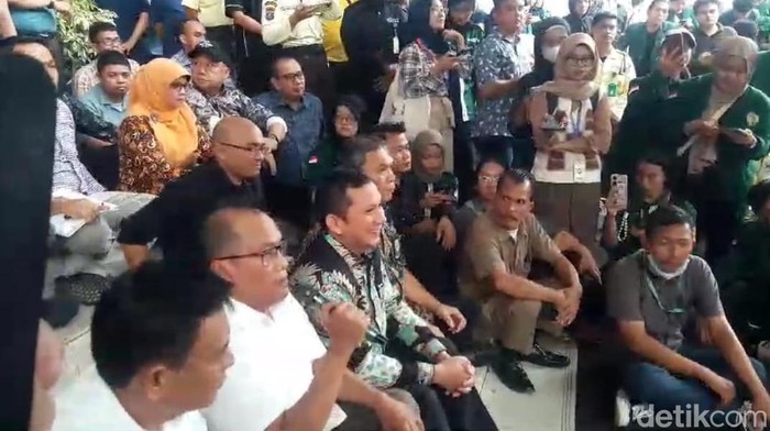 Warek I USU Edy Ikhsan saat menjumpai mahasiswa yang berdemo di Biro Rektorat. (Foto: Kartika Sari/detikSumut).