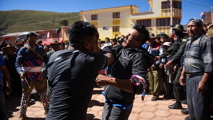 Warga Adat Bolivia Gelar Ritual Tinju untuk Hasil Panen Terbaik Indigenous men fight during the Quechua Tinku ritual in San Pedro de Macha, north of Potosi, Bolivia May 4, 2024. REUTERS/Claudia Morales