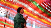 Sementara itu, puncak perayaan Waisak di Korea dikenal sebagai Yeon Deung Hoe atau Festival Lentera Teratai. Di kota-kota besar seperti Seoul dan Busan, festival ini menampilkan pertunjukan lentera, di mana para biksu bersama masyarakat berparade di kota dengan lentera dan menyalakan lampion.  