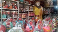 Berbagai pernak-pernik Betawi juga dijual di sini.