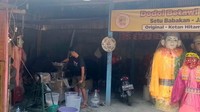 Di perkampungan ini juga terdapat sentra pembuatan ondel-ondel, dan juga makanan dodol Betawi.  