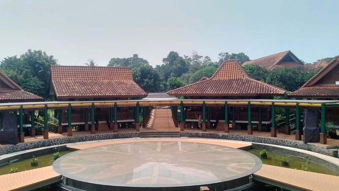 Wisata Edukasi di Perkampungan Budaya Betawi Setu Babakan Perkampungan Budaya Betawi di Setu Babakan, Jakarta, menjadi wisata edukasi mengenai sejarah Betawi. Yuk lihat.