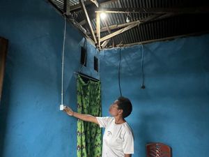 5 Kampung Perbatasan Papua Ini Akhirnya Terang Benderang di Malam Hari!