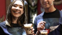 Alghazali merupakan sosok yang supportif untuk keluarga. Tampak pada peresmian kafe Ruma Rumi ia hadir mengundang banyak teman artisnya untuk meramaikan. Foto: Instagram/alghazali7