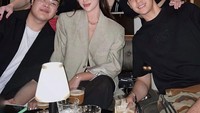 Semenjak lebih aktif di dunia hiburan, Alghazali semakin dekat dengan teman-teman satu profesinya. Ia seringkali hangout dengan mendatangi restoran elegan bersama. Foto: Instagram/alghazali7