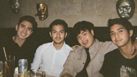 Aktor kawakan lainnya seperti Rizky Nazar hingga Verrel Bramasta juga kerap hangout bersama Al. Mereka lebih memilih lounge yang nyaman untuk berbincang. Foto: Instagram/alghazali7