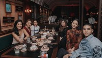 Dalam setiap acara bersaman teman-temannya Alghazali juga mengajak Alyssa. Contohnya datang ke perayaan makan malam ulang tahun Valencia Tanoesoedibjo. Foto: Instagram/alghazali7