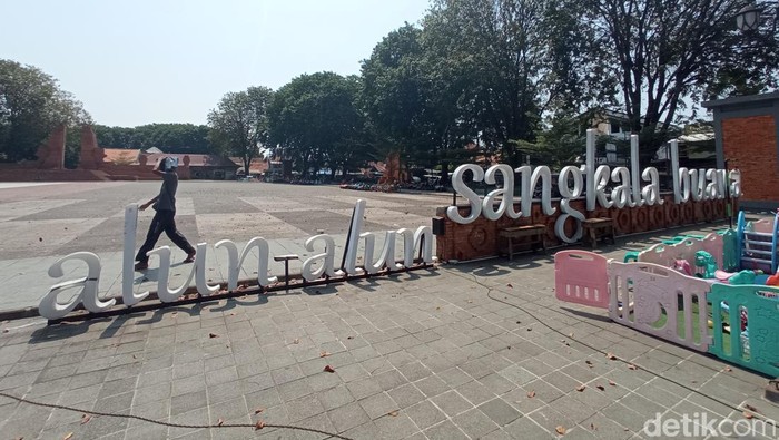 Alun-alun Keraton Kasepuhan Cirebon.