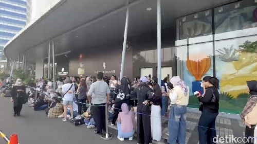 Antrean Mengular di Pintu Masuk BTS: POP UP MONOCHROME IN JAKARTA