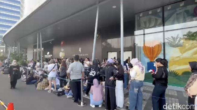 Pembukaan BTS POP-UP MONOCHROME di METRO Gandaria City Mall Jakarta, Kamis, (9/4/2024) disambut antusias oleh ARMY (sebutan untuk fans BTS). Sebelum toko dibuka, mereka sudah antre untuk mendapatkan kesempatan membeli merchandise eksklusif dari boygroup fenomenal ini. Foto: Pingkan Anggarini/ detikHOT
