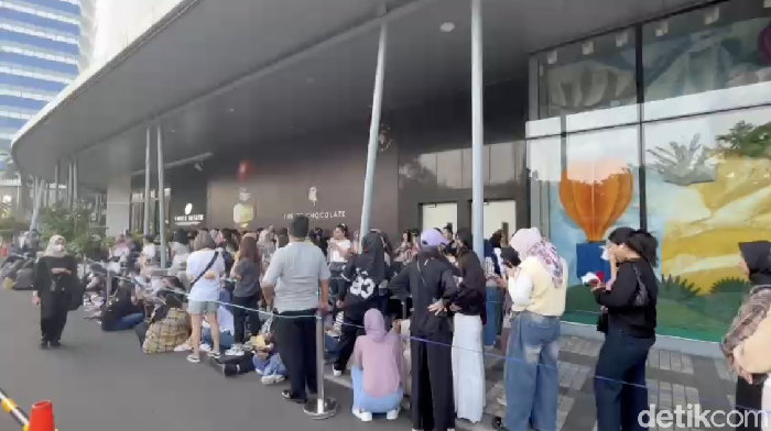 Antrean Mengular di Pintu Masuk BTS: POP UP MONOCHROME IN JAKARTA