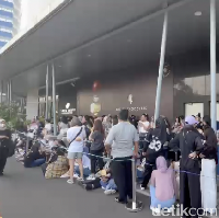 Pembukaan BTS POP-UP MONOCHROME di METRO Gandaria City Mall Jakarta, Kamis, (9/4/2024) disambut antusias oleh ARMY (sebutan untuk fans BTS). Sebelum toko dibuka, mereka sudah antre untuk mendapatkan kesempatan membeli merchandise eksklusif dari boygroup fenomenal ini. Foto: Pingkan Anggarini/ detikHOT