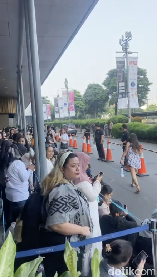 Antrean Mengular di Pintu Masuk BTS: POP UP MONOCHROME IN JAKARTA