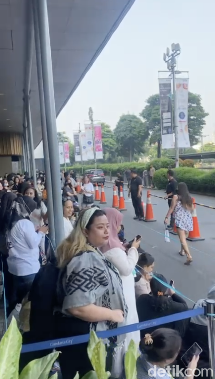 Antrean Mengular di Pintu Masuk BTS: POP UP MONOCHROME IN JAKARTA