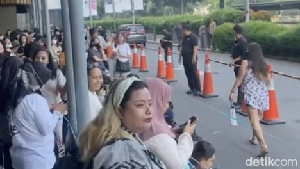 Pintu masuk ke pop-up store bakal dibuka tepat pukul 09.00 WIB nanti, tapi para ARMY (fans BTS) sudah mengantre sejak tadi pagi.  Foto: Pingkan Anggarini/ detikHOT