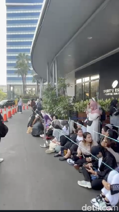 Antrean Mengular di Pintu Masuk BTS: POP UP MONOCHROME IN JAKARTA