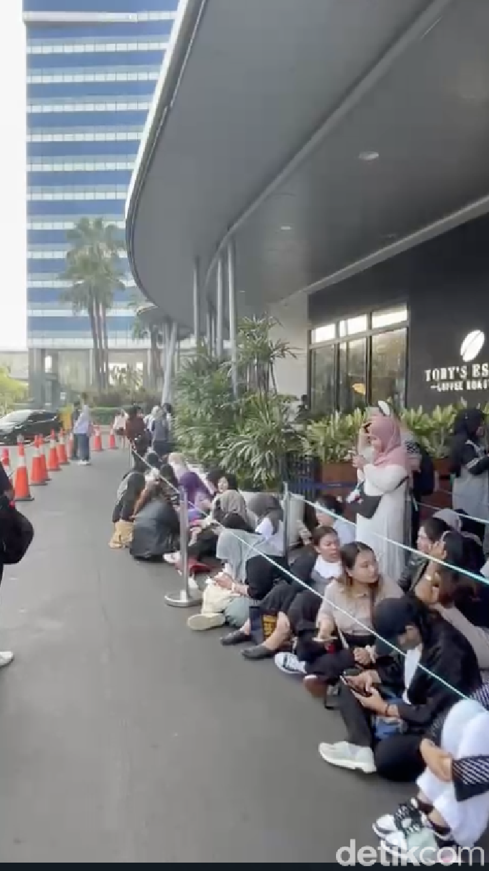 Antrean Mengular di Pintu Masuk BTS: POP UP MONOCHROME IN JAKARTA