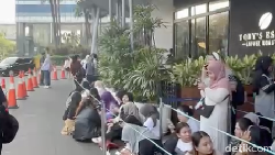 Heboh Banget! ARMY Antusias Datang ke BTS: POP-UP MONOCHROME IN JAKARTA Heboh Banget! ARMY Antusias Datang ke BTS: POP-UP MONOCHROME IN JAKARTA