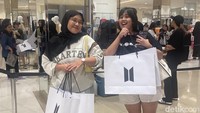 Potret Wajah Bahagia ARMY Beli Merchandise BTS POP-UP: MONOCHROME IN JAKARTA