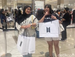 Potret Wajah Bahagia ARMY Beli Merchandise BTS POP-UP: MONOCHROME IN JAKARTA