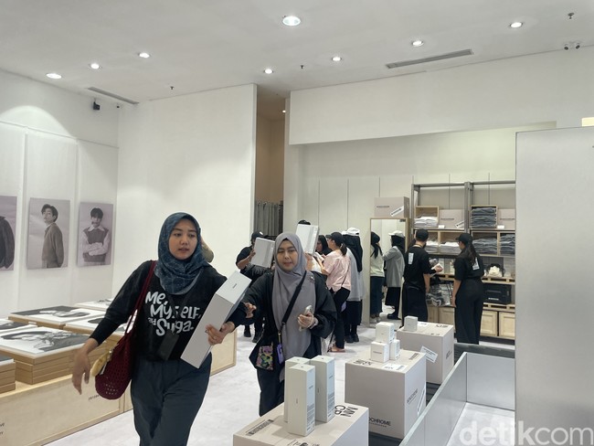 Bukan hanya Rika, banyak ARMY lainnya, termasuk para jastiper yang rela datang sejak Subuh demi bisa mendapatkan kesempatan pertama menjadi pembeli di BTS POP-UP: MONOCHROME IN JAKARTA. Foto: Rahmi/Wolipop